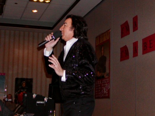 02_tomsadge_chi2004.jpg (90K)