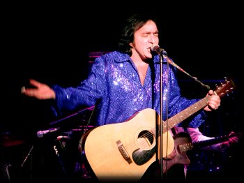 Tom opens 'A Really Big Shew(R)' with CHERRY CHERRY, SOLITARY MAN, and SWEET CAROLINE.  Neil Diamond classics!