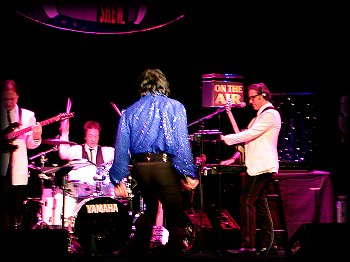 Classic Neil Diamond moves... Tom does an excellent Tribute to Neil!