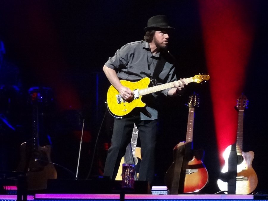 HADLEY HOCKENSMITH at Key Arena with NEIL DIAMOND, Seattle WA 5-10-15